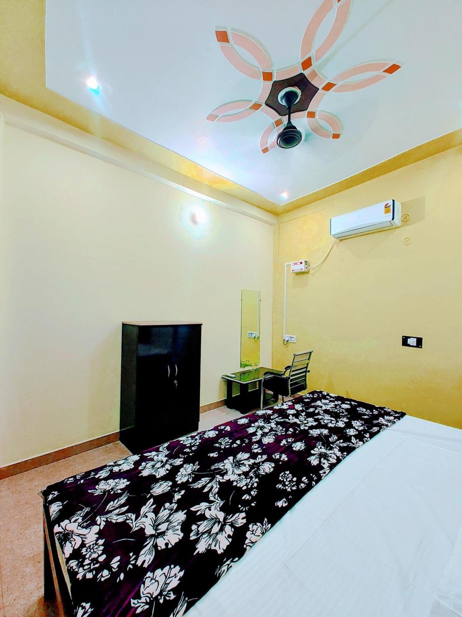 Hotel Raghukul Ayodhya Kültér fotó