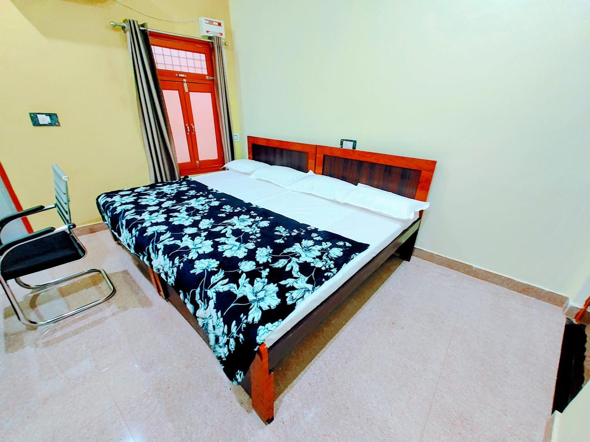 Hotel Raghukul Ayodhya Kültér fotó