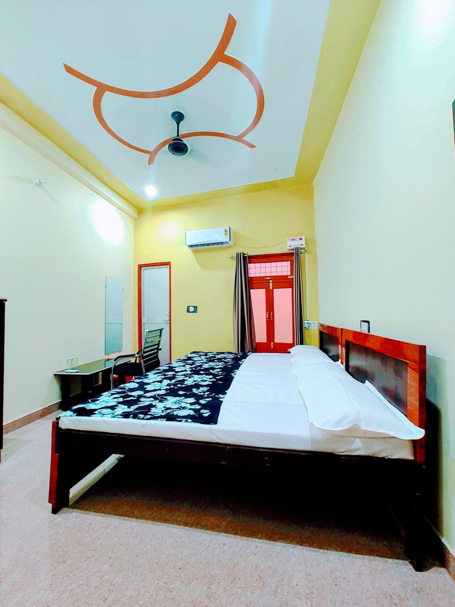 Hotel Raghukul Ayodhya Kültér fotó
