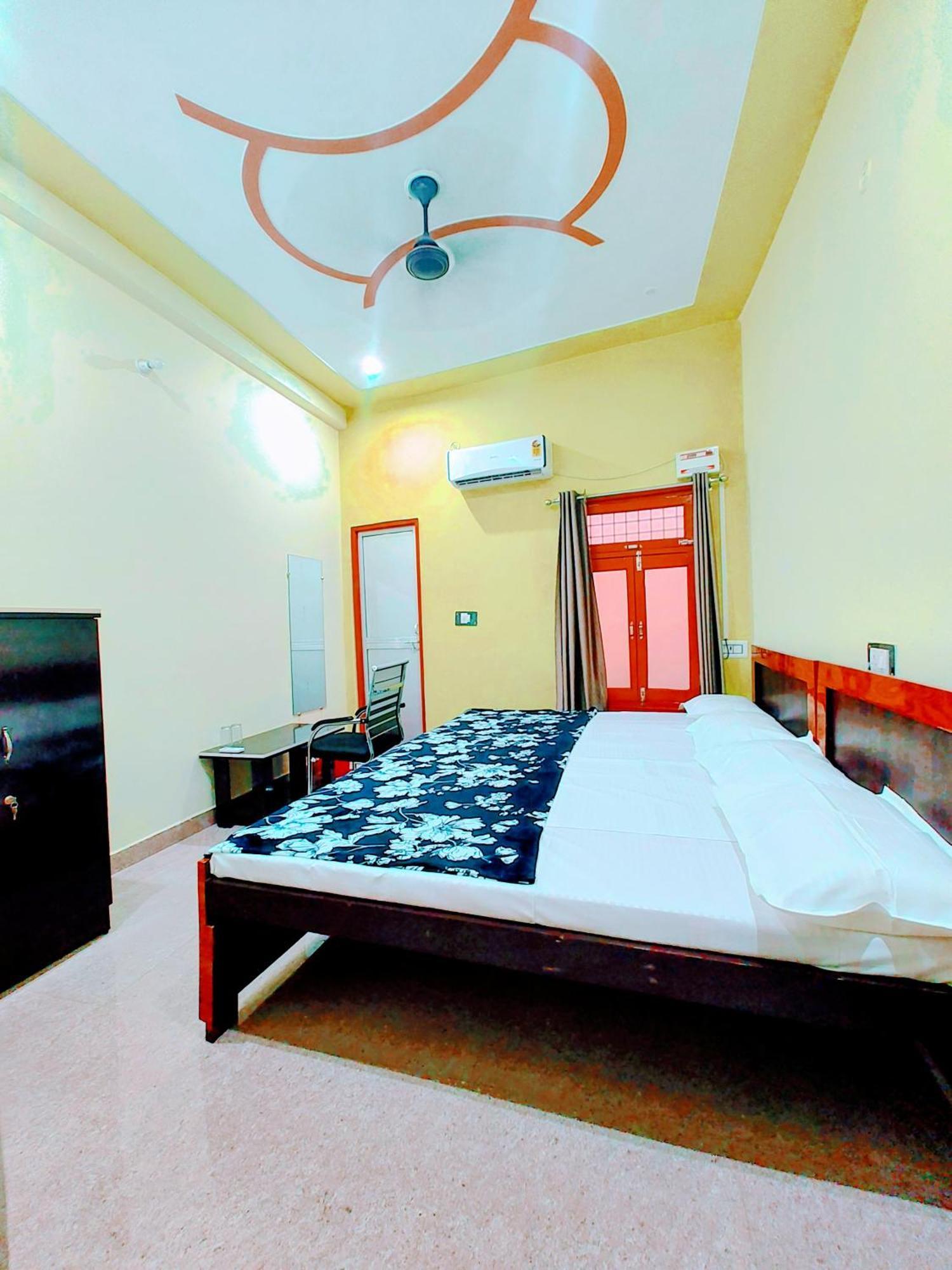 Hotel Raghukul Ayodhya Kültér fotó