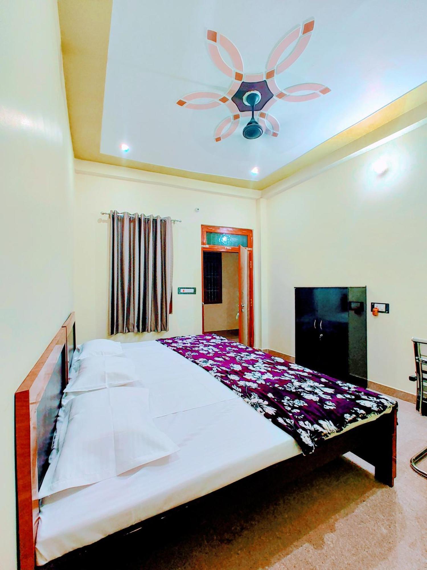 Hotel Raghukul Ayodhya Kültér fotó