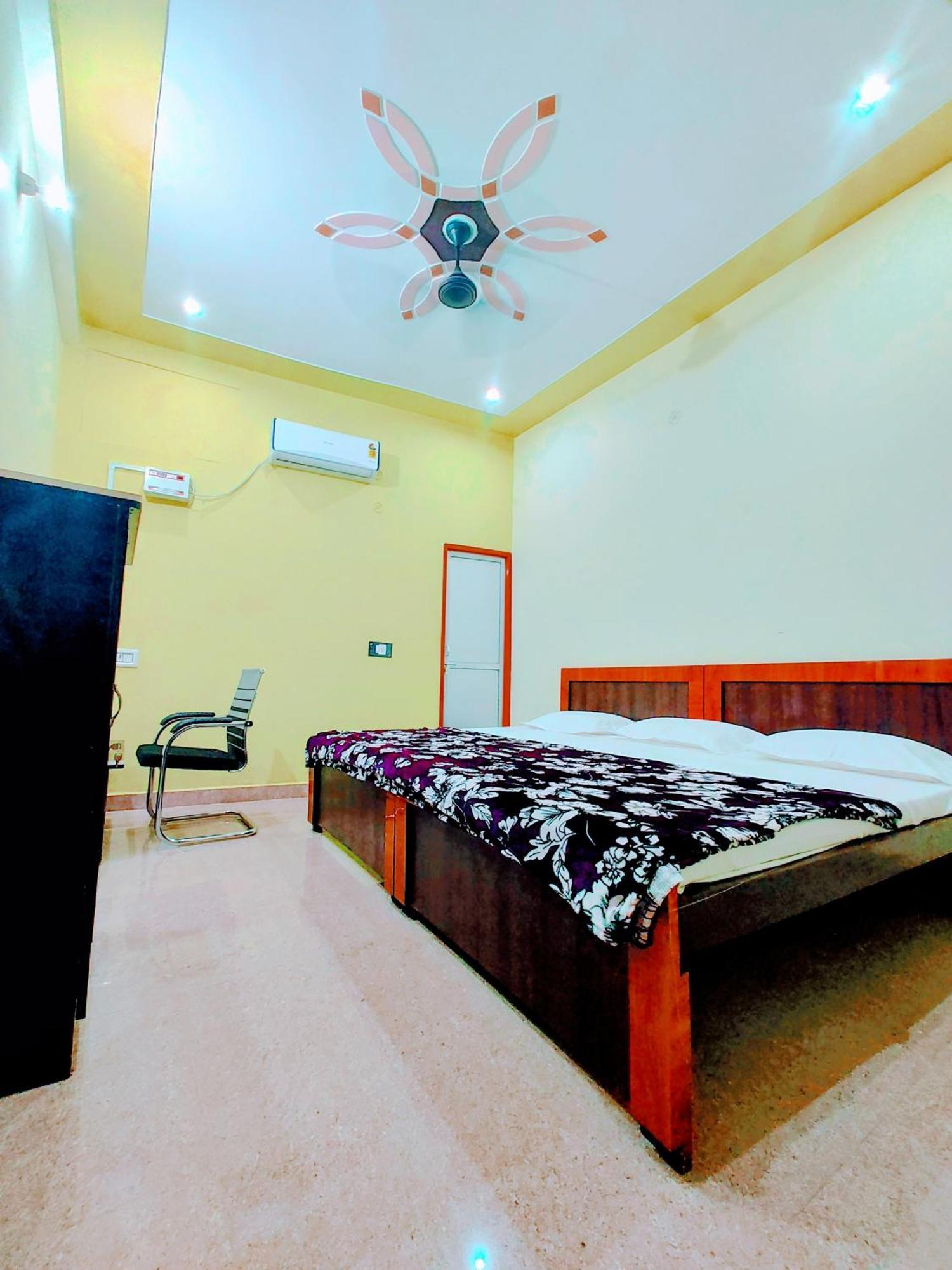 Hotel Raghukul Ayodhya Kültér fotó